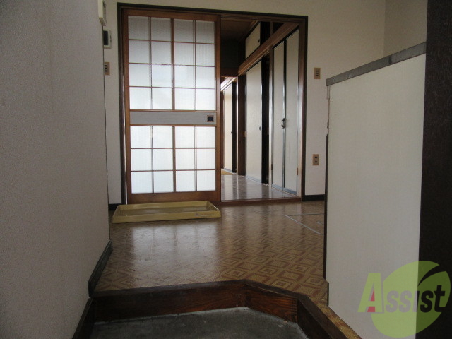 玄関　外から玄関を撮影してみました。広いリビングに繋がっています。