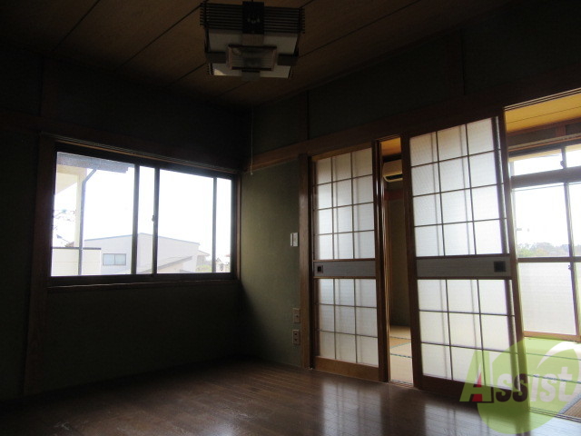 居室・リビング　リビングはこんな感じです。窓が大きくて良く陽が入ってきます。