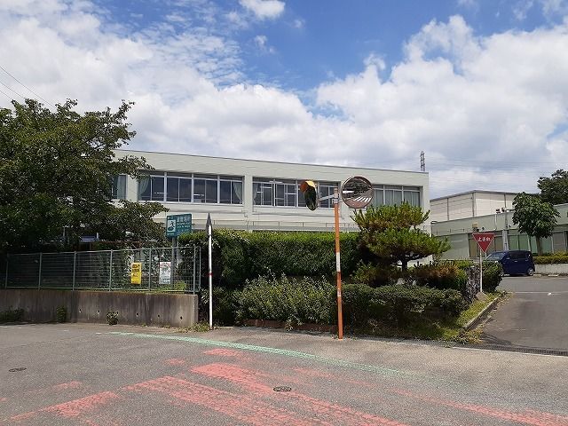 小学校　東浦町立卯ノ里小学校（小学校）まで590m