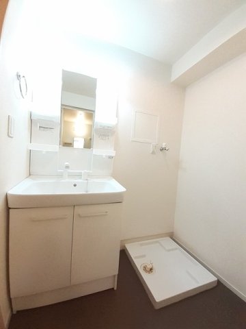 洗面設備　ゆったりとスペースのある洗面所