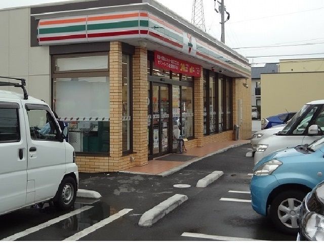 コンビニ　セブンイレブン（コンビニ）まで300m