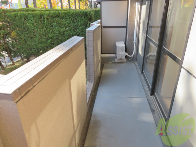 バルコニー　バルコニーは天気の良い日には洗濯物もよく乾きそうですね。