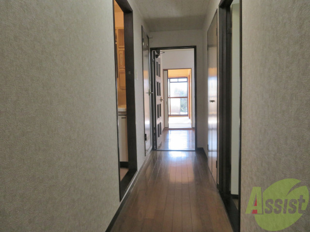 玄関　玄関を入ると長い廊下があり左には浴室があります。