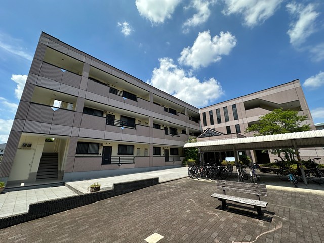 建物外観　最寄りバス停まで徒歩1分の3階建てマンション！雨の日の通勤や