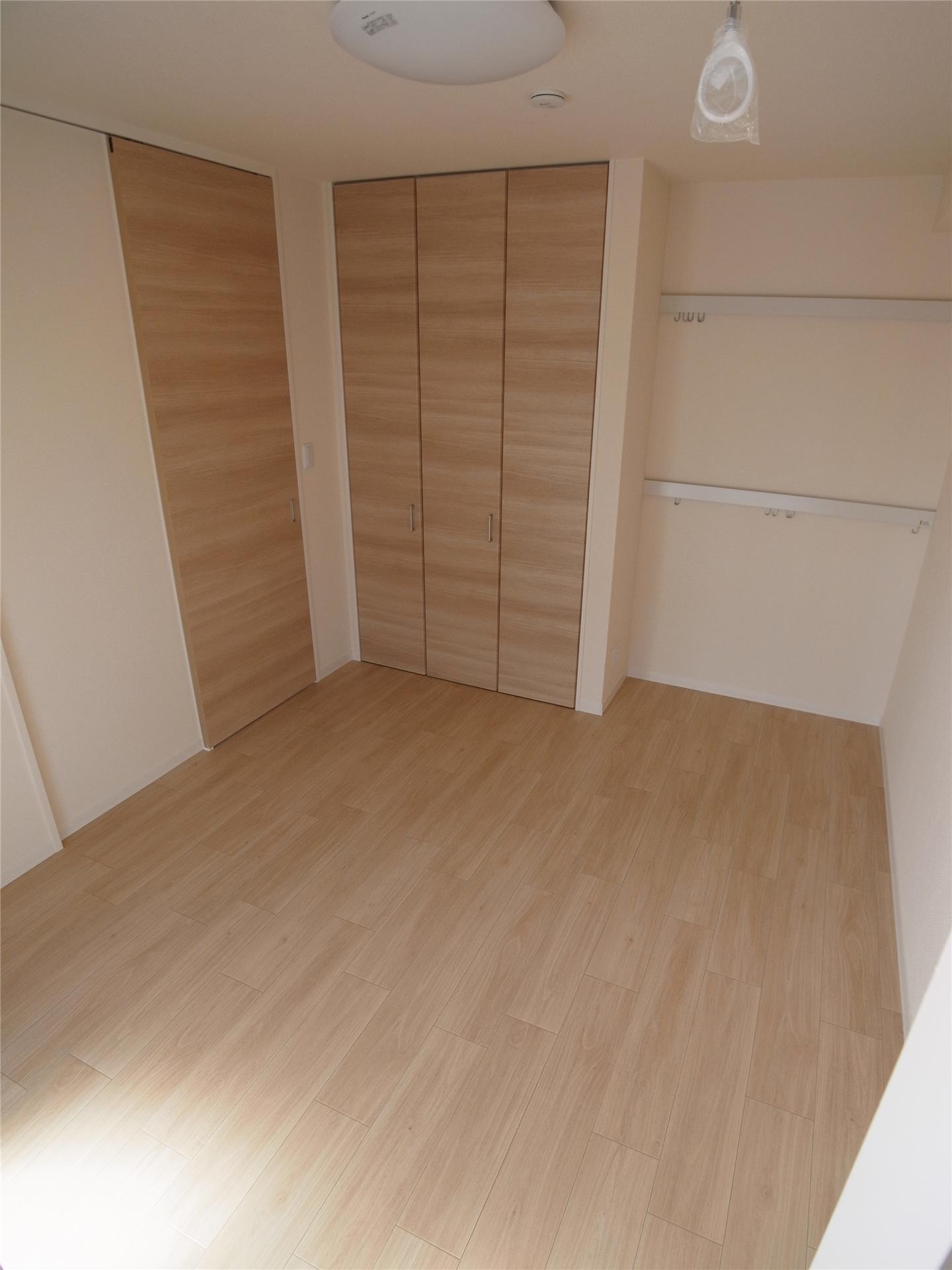 その他　LDK隣の洋室。室内干し。収納もあります。