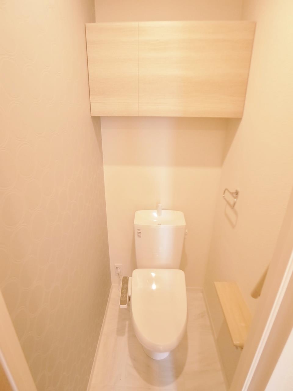 トイレ　便利な収納と手すり付き