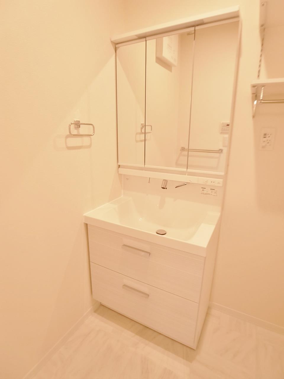 洗面設備　シャンプードレッサー付の独立洗面台です。