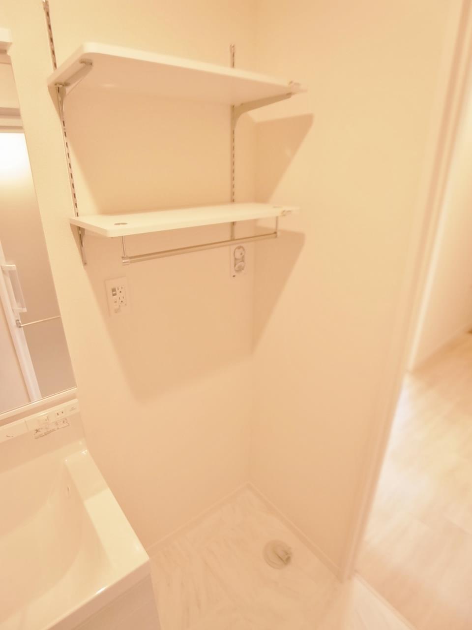 その他設備　室内洗濯機置き場。可動式の棚があり、便利。