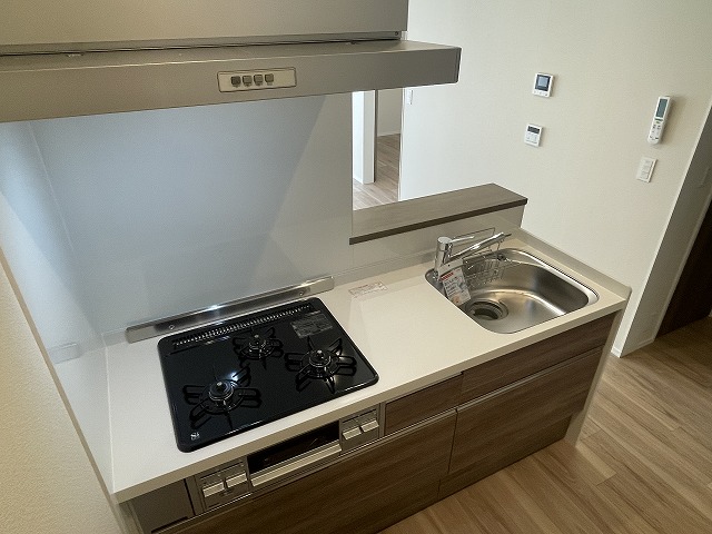 キッチン　対面式キッチン　3口システムコンロ