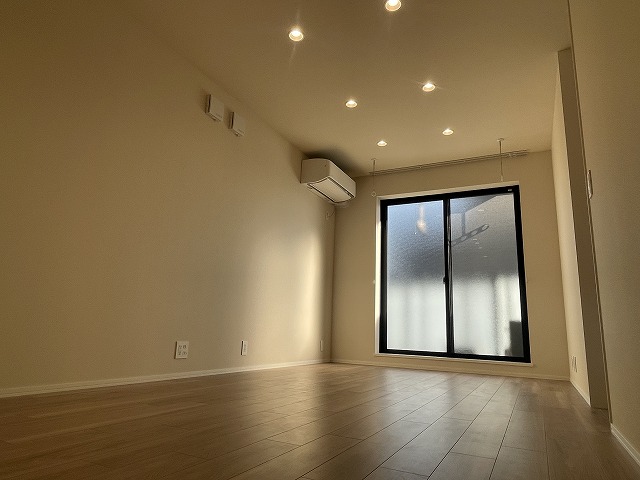 居室・リビング　ワイドなリビング11.5帖　キッチン側より撮影