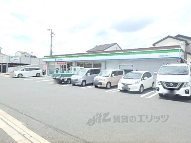 コンビニ　ファミリーマート師団街道深草店（コンビニ）まで400m