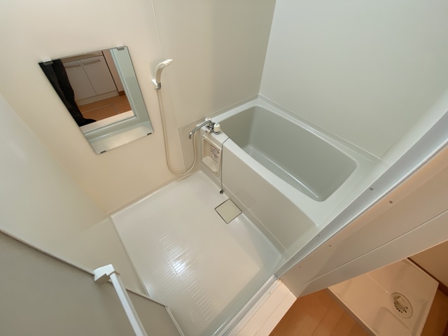 バス・シャワールーム　★鏡付の清潔感のあるバスルームです★