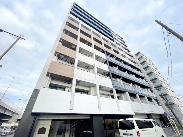 建物外観　重厚感のある鉄筋コンクリート造り♪