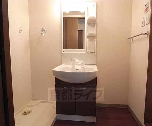 洗面設備　シャンプードレッサ付きの独立洗面台です。