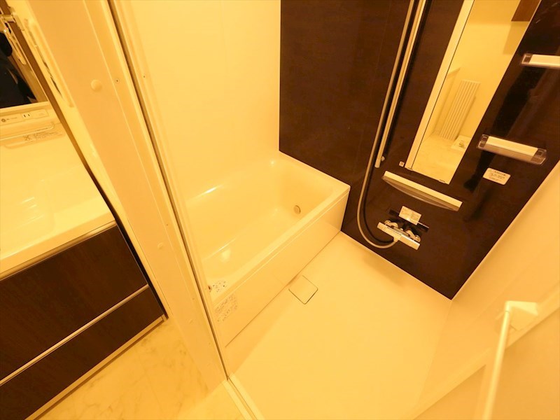 バス・シャワールーム　浴室暖房乾燥機付　追い焚き・オートバス機能付お風呂