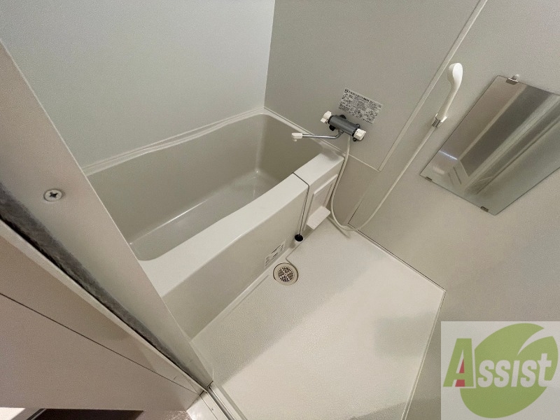 バス・シャワールーム　バスルームは狭すぎず、シャワーも浴びやすそうです。