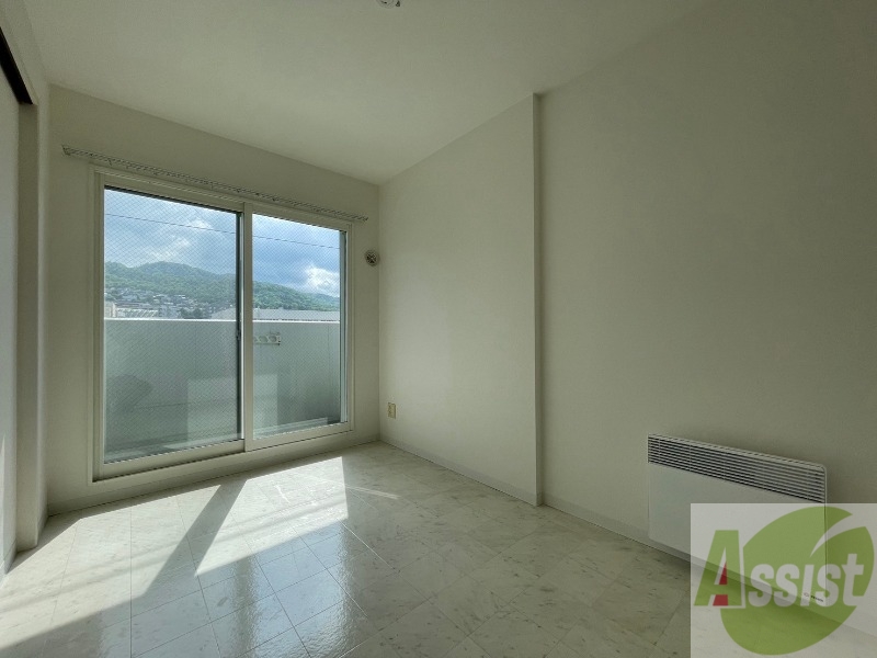 その他部屋・スペース　洋室を撮影しました。日射しがあり明るい印象。