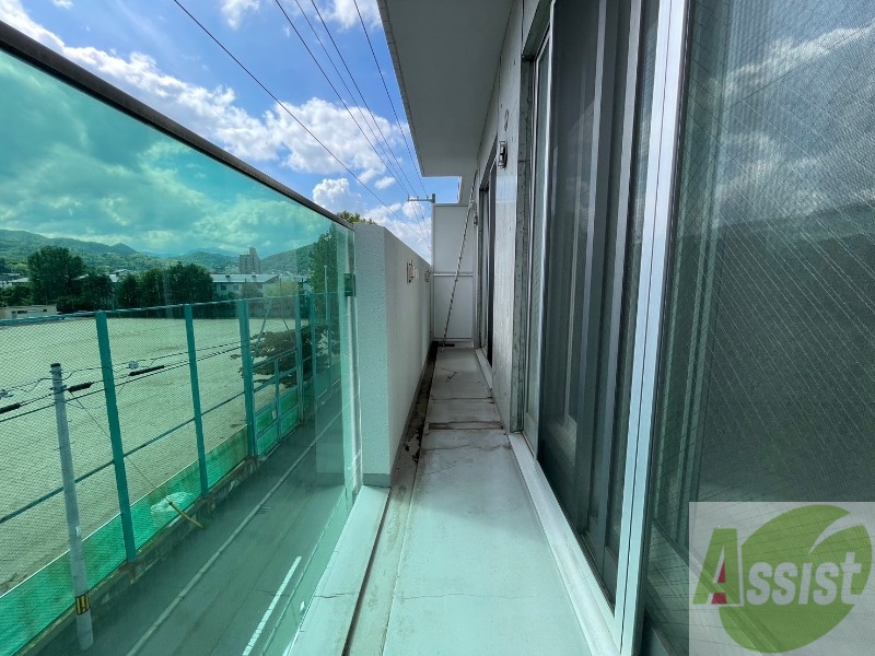 バルコニー　バルコニーは幅があり、広い印象を受けました。