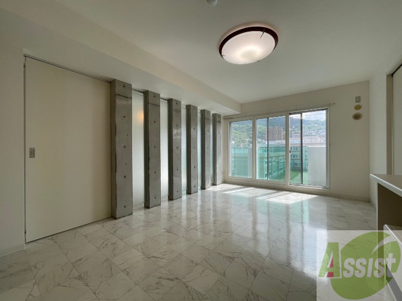 居室・リビング　白さが清潔感を出してくれます。お部屋も明るいですね。