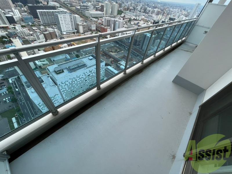 バルコニー　バルコニーは幅があり、広い印象を受けました。