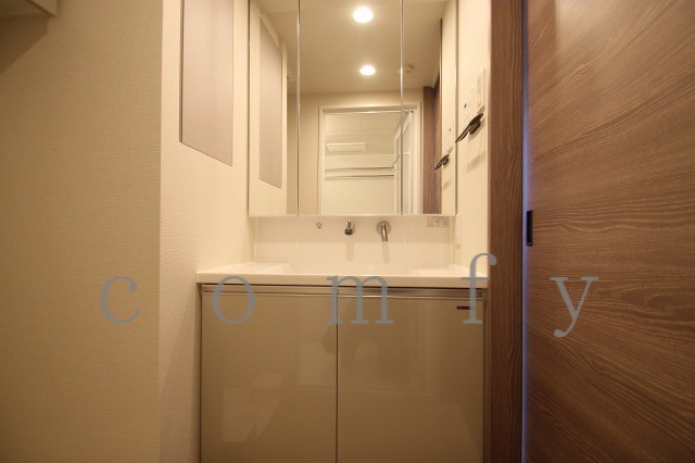 洗面設備　清潔感のあるパウダールーム