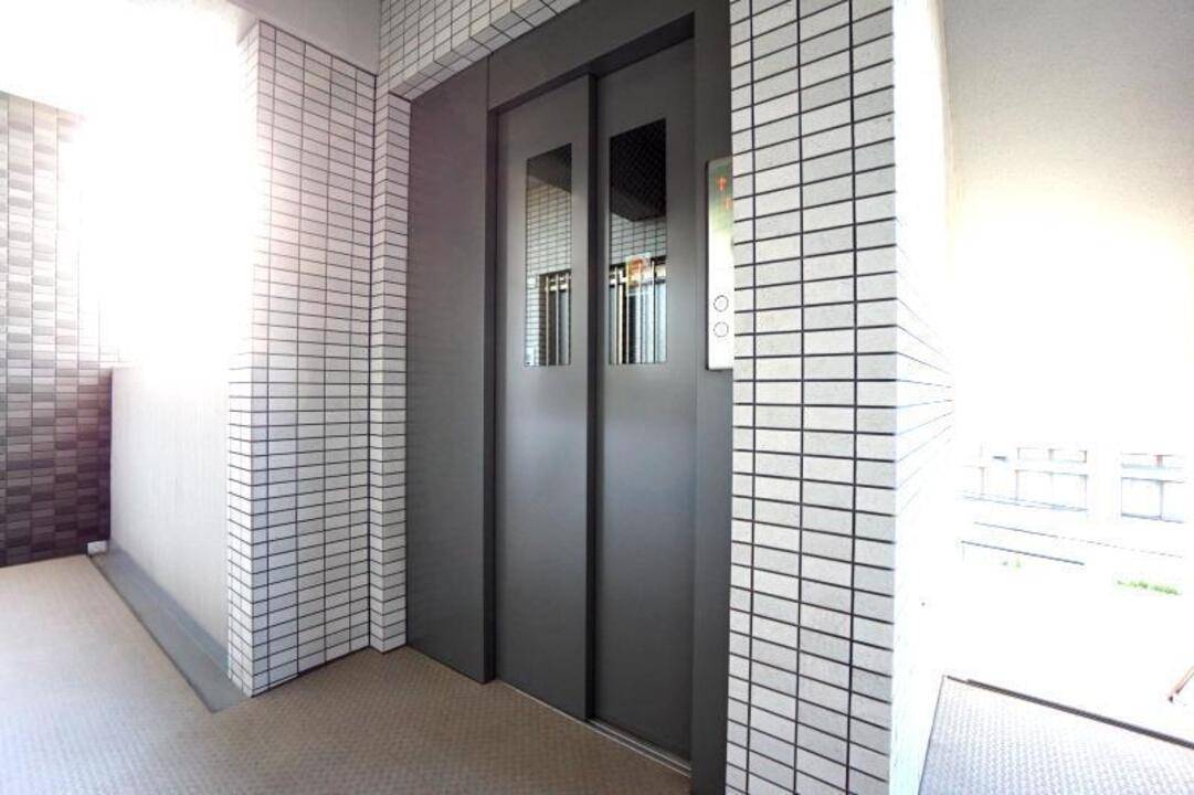 エントランス　エレベーター
