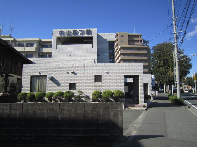 病院　内山皮膚科泌尿器科医院（病院）まで494m