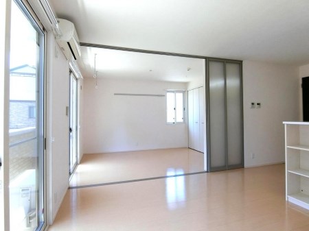 居室・リビング　写真は102号室です。(参考)