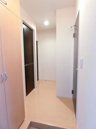 玄関　写真は102号室です。(参考)