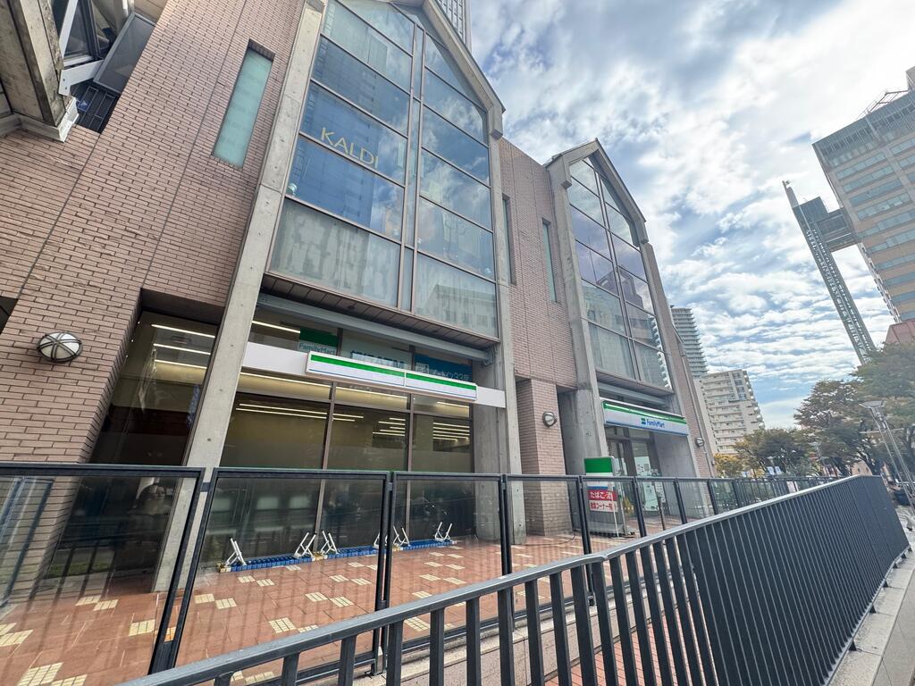 コンビニ　ファミリーマート神戸ハーバーランド店（コンビニ）まで444m