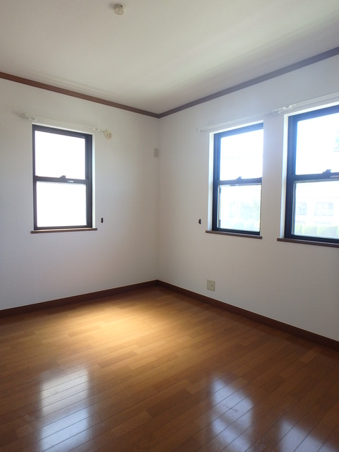 居室・リビング　２面彩光の明るい洋室