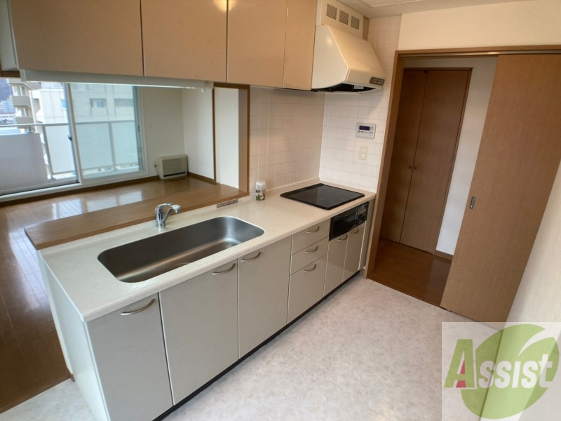 キッチン　システムキッチン。グリル付きでお魚も焼けますね。