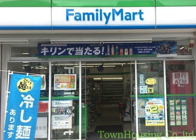 コンビニ　ファミリーマート伊豆屋下目黒三丁目店（コンビニ）まで300m