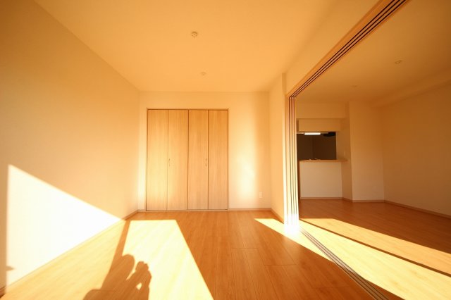 その他部屋・スペース　開放的な寝室です