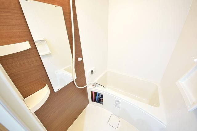 バス・シャワールーム　おしゃれなパネルのバスルーム