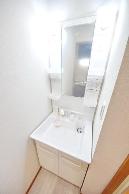 洗面設備　忙しい朝に嬉しいシャワー付き独立洗面台