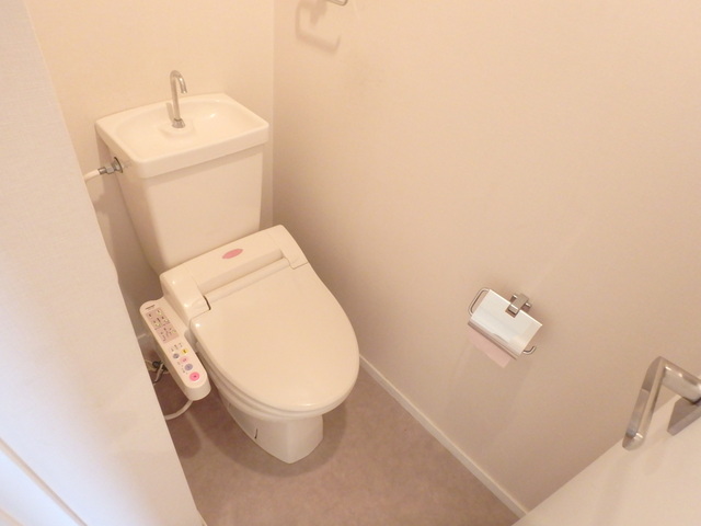 トイレ　トイレには快適な温水洗浄便座付き