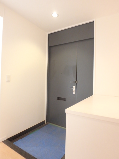 玄関　玄関横にシューズボックスがついているので、片付いた玄関がキー