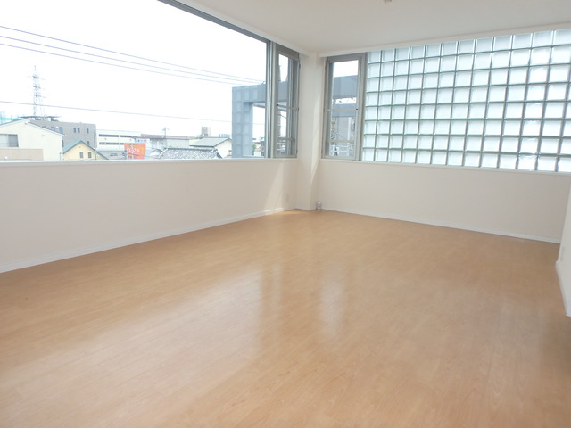 居室・リビング　明るい陽射しが射し込むリビングダイニング