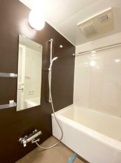 バス・シャワールーム　浴室乾燥機付きバス。