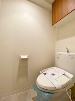 トイレ　温水洗浄便座。