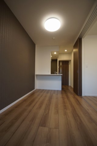 居室・リビング　落ち着いた色合いの床材を使用した居住空間です。