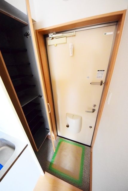 玄関　同物件別部屋写真