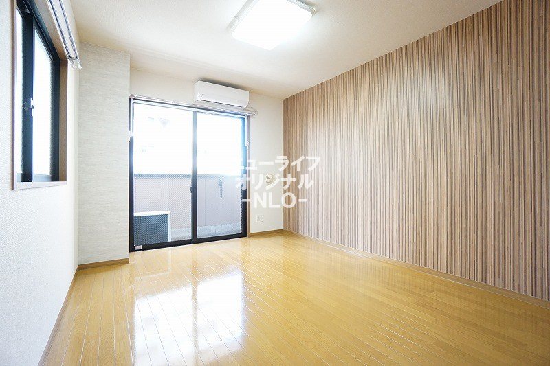 居室・リビング　木目調のアクセントクロスが心安らぐ落ち着いた空間を演出♪