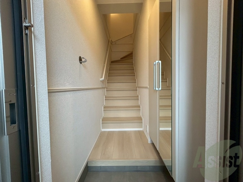 玄関　玄関の様子です。明るい印象ですね。気分もあがりそう。