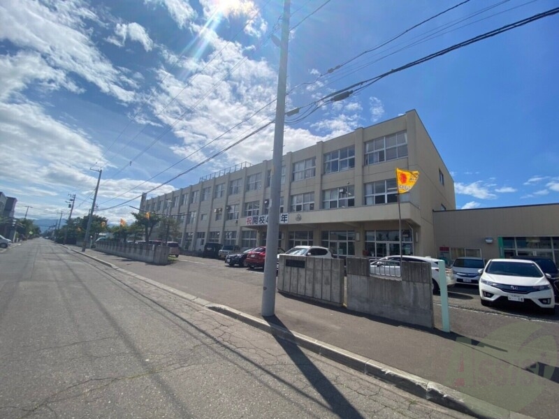 小学校　札幌市立新琴似緑小学校（小学校）まで887m