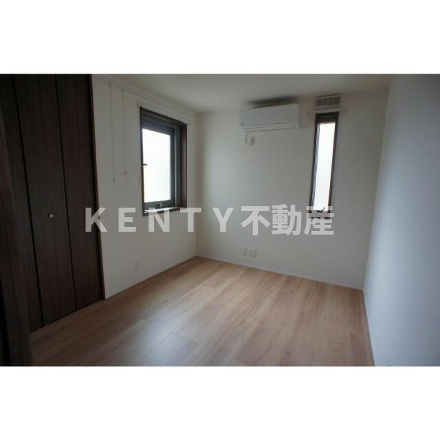 その他部屋・スペース　落ち着いた色調の寝室です