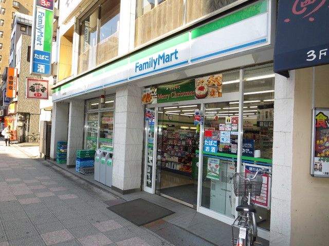 コンビニ　ファミリーマート（コンビニ）まで500m