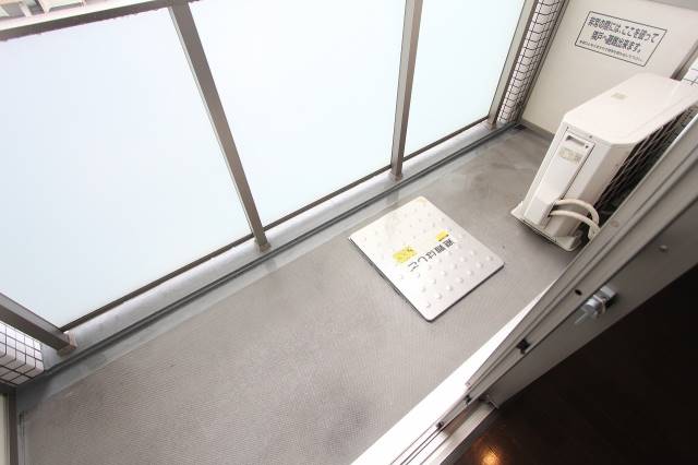 バルコニー　多少の雨でも平気かも。