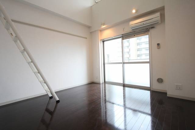 居室・リビング　天井高のあるロフトタイプ。